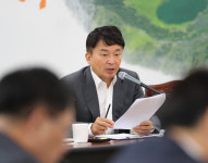 "단체장들만 만나지 말고, 이해당사자와 직접 소통하라"