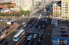 버스 중앙차로제 전면 개통 첫날, 바뀐 신호체계에 혼선