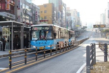 버스 중앙차로제 전면 개통 첫날, 바뀐 신호체계에 혼선