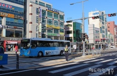 버스 중앙차로제 전면 개통 첫날, 바뀐 신호체계에 혼선