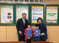 제주은행 서광로지점, 중앙초에 장학금 전달