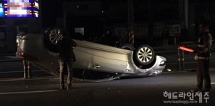 제주, 노형오거리 인근 차량 전복 사고...1명 부상