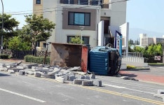 제주 신성여고 삼거리서 차량 연쇄충돌...4명 부상