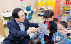 공무원연금공단, 직장어린이집 원아에 어린이날 선물 전달