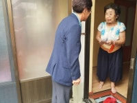 중앙동 공직자 일동, 추석맞이 어려운 이웃에 위문품 전달