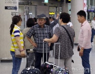 추석 연휴 귀성 행렬 시작...우리 손주, 어서와라