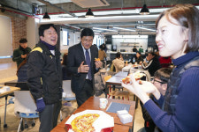 피자 왔어요~...원희룡 지사, 피자배달원 변신 탐나는 인재 응원