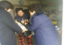 용담1동 지역사회보장협의체 어려운 이웃돕기 물품 전달