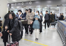 설 연휴 제주공항 귀성행렬 북적...우리 손주 왔구나