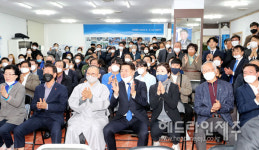 제주乙 출구조사, 오영훈 후보 캠프 환호...이겼다