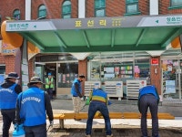 표선면 주민자치위,  코로나19 확산 방지 관내 비가림 승차대 방역