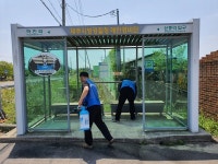 표선면주민자치위원회, 코로나19 확산 방지 비가림 승차대 방역