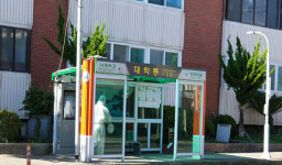용담2동주민자치위원회, 버스승차대 방역 실시