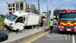 제주 아라동 롯데시네마 인근서 트럭-오토바이 충돌...1명 중상