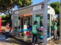 동홍동새마을부녀회, 버스 승차대 환경정비 실시