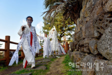 딴따라 걷다 제주 전통굿 만난 한진오, 굿은 신앙이고 예술이자 정치다