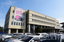 제주도교육청, 본청 건물에 제주4‧3 73주년 추념 현수막 게시