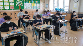 구좌중앙초, 4.3교육주간 동백꽃배지 만들기 실시 