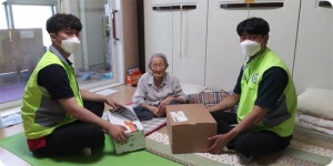 주택관리공단 정든마을 1단지, 어버의 날 맞이 100세 이상 어르신께 선물 전달 소식