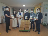 중앙동주민자치위원회, 서귀중앙초에중앙동 보물시계책자 전달