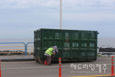 제주 용담해안도로에 덩그러니 놓여있는 폐기물 컨테이너...정체는?