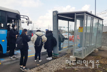 기울고 파손되고...위태로운 제주국제공항입구 버스정류장