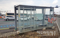 기울고 파손되고...위태로운 제주국제공항입구 버스정류장