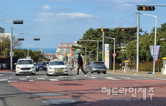 제주 점멸신호등서 차량 쌩쌩...길 건너는 시민들 조마조마
