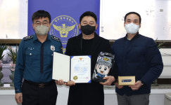 제주동부경찰서, 치매 노인 신속 발견해 신고한 시민에 감사장 수여