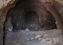 무너지고 잡초에 덮이고...일제 상흔 제주 동굴진지 훼손 가속화