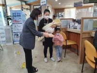 이호동, 이호둥이 탄생 축하선물 증정
