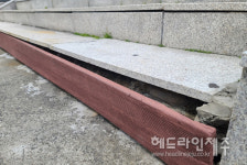 공사한지 얼마 안 됐는데...제주 탑동광장 테마거리 시설 곳곳 파손