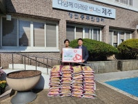 플러스마트, 영천동주민센터에  이웃사랑 후원 물품 전달