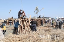 제주들불축제, 새별오름에 속속 세워진 소원 달집  