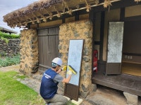 제주역사문화재돌봄센터, 시도민속문화재 삼양동 초가 도배 작업
