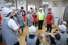 김경학 제주도의회 의장, 아라종합사회복지관 경로식당서 배식 봉사활동