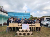 장승하 감산리장·김한종 돈돈축산 대표, 연말 어려운 이웃에 돼지고기 전달