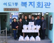 한라신협, 이도1동 경로당에 떡국떡 전달