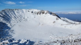 [포토] 새해 맞은 한라산 백록담 설경...한 폭의 수채화