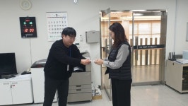 표선면, 4·3 동백꽃 배지 나눠주기 행사 진행