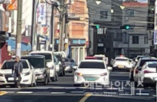 보행자 차도로 내몰려도...매일 오가는 공무원들, 왜 모른척?