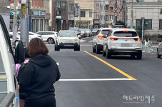 보행자 차도로 내몰려도...매일 오가는 공무원들, 왜 모른척?