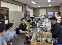 제주시동백주간활동센터, 동복리사무소에 원예작품 전달