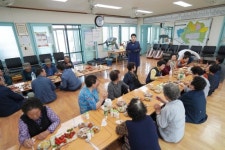 제주 W아너 소사이어티, 경로당 찾아 식사 제공 봉사활동