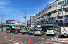 임시 주차장으로 전환된 한천 복개구간, 출구가 막혔다