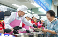 오영훈 지사, 말복 맞아 경로식당 닭죽 배식 봉사 활동