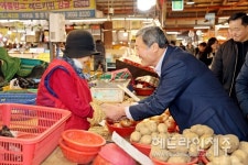 제주시 공직자들, 민속오일시장서 경제 살리기 총력 새해 결의