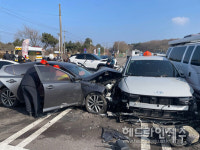 제주 관음사 주차장서 승용차가 주차된 차량 4대 잇따라 충돌...3명 부상
