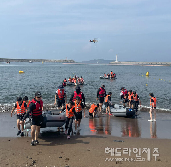 해군과 해녀 협력, 초등학생에 바다 생존수영 교육 제공