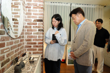 (주)크리에이티브모루 | 창업 현장 찾은 오영훈 지사 "크리에이터 경제생태계 조성"